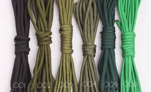 Detalle de cuerda de paracaídas militar 550 de diez núcleos para exteriores con varios colores.