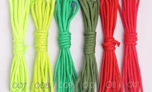 Lotes de cuerdas de paracaídas coloridos ideales para acampar al aire libre y pulseras de supervivencia.