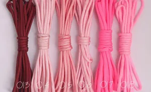 Vista detallada de paracord militar 550 con opciones de colores rosa y rojo vibrantes.