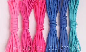 Vista detallada de cuerdas paracord multicolores en rosa, azul y turquesa para pulseras y manualidades.