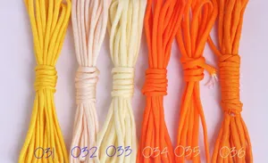 Vista detallada que muestra haces de cuerda paracord multicolor con sus respectivos códigos.