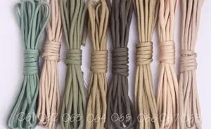 Cuerda de supervivencia paracord 550 en detalle muestra multiples colores solidos para pulseras.