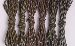 Primer plano detallado de paquetes de paracord táctico multicolor que muestran su tejido.