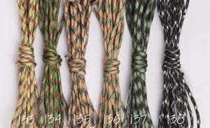Haces de paracord militar 550 para exteriores en varios colores y patrones de camuflaje.