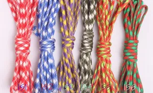 Vista detallada de lotes de paracord 550 de colores con patrón de rombos geométricos para exterior.