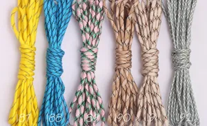 Detalle multicolor paracord militar 550, cuerda de supervivencia de nailon para pulseras.