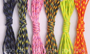 Set de cuerda de supervivencia de paracord multicolor con varios patrones trenzados para exterior.