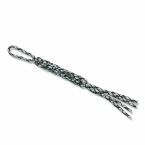 Gros plan détail du lanière de couteau paracorde camouflage gris, accessoire tissé résistant.