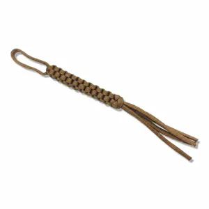 Gros plan détaillé de la lanière en paracorde marron coyote, montrant une texture de tressage fine.