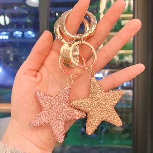 Portachiavi con pentagramma in strass scintillante con ciondoli a stella doppi e anelli.