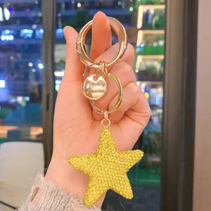 Primo piano dettagliato del bellissimo portachiavi a stella con strass giallo lucido.