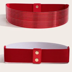 Cinturón de cintura elástico rojo ancho con frente metálico brillante para abrigos.