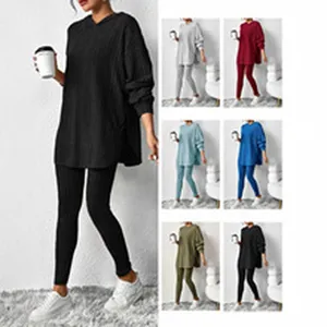 Vista detallada del conjunto de descanso de mujer con sudadera con capucha y leggings en colores.