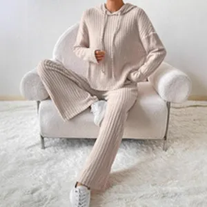 Conjunto de loungewear de punto acanalado beige con sudadera con capucha y pantalón ancho.