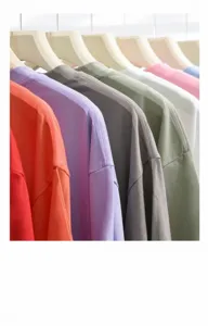 Vista dettagliata di T-shirt a maniche corte in cotone pesante appese ai grucce.