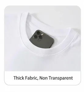 Dettaglio dello scollo della t-shirt bianca in cotone che mostra lo spessore del tessuto.
