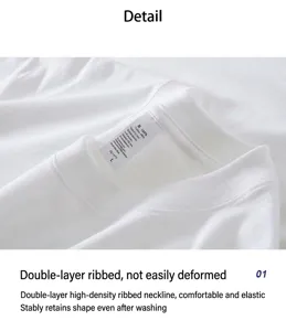 Dettaglio del collo della t-shirt a maniche corte in bianco con colletto a costine doppio.