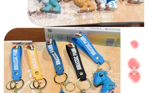 Detail de porte-cles dinosaure Jurassic Park avec laniere en silicone et anneau.