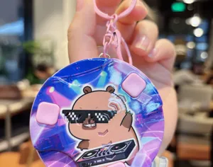 Süßer Cartoon Wasserschwein DJ Spielekonsole Schlüsselanhänger Rucksack Anhänger Geschenk.