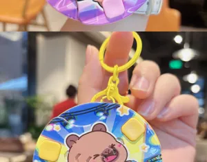 Süßer Cartoon Bär Mini Spielautomat Schlüsselanhänger für Schultasche Spielzeug.