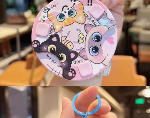 Detailansicht des kreativen niedlichen Katzen elektronischen Spielzeugs mit rosa Tasten und Druck.