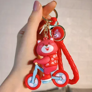 Schattige cartoon aardbeienbeer fiets sleutelhanger, creatieve PVC pop tas bedel.
