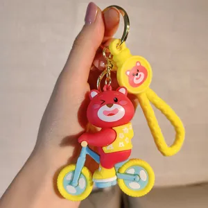 Close-up detailopname van de prachtige schattige beer fiets sleutelhanger hanger.