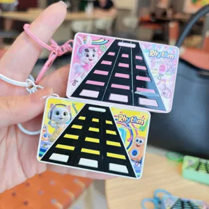 Simpatico portachiavi con gioco di musica ritmica, design di animali di cartoni animati, ciondolo.