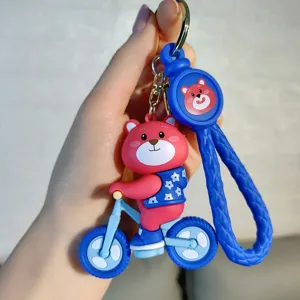 Schattige cartoon aardbei beer fiets sleutelhanger, PVC pop autosleutelhanger hanger.