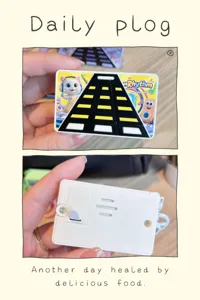 Vista dettagliata del mini portachiavi del gioco musicale ritmico con simpatico gatto.