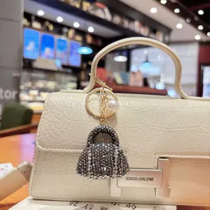 Luxuriöser Strass Mini Taschen Schlüsselanhänger mit Perlen Anhänger für glänzenden Stil.