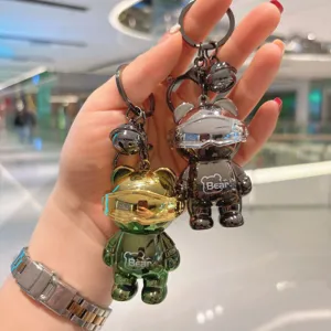 Detailansicht von trendigen metallischen Mecha Bären Schlüsselanhängern, glänzender Anhänger.
