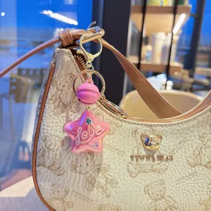 Portachiavi stella in acrilico rosa con Love, simpatico accessorio per borsa e chiavi auto.