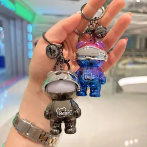 Detailansicht des coolen Astronauten Bären Schlüsselanhängers mit leuchtendem Design.