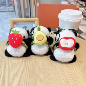 Vista dettagliata di adorabili portachiavi panda in peluche con frutta, perfetto ciondolo borsa.