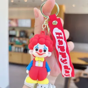 Primo piano del simpatico portachiavi clown con cinturino in silicone e anello metallico.