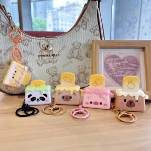 Vue détaillée porte-clés grille-pain capybara panda, mignons pendentifs de sac.