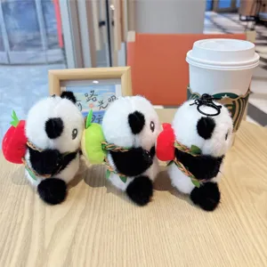Dettaglio del portachiavi in peluche panda con tre simpatici animaletti e decorazioni di frutta.