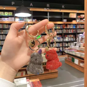 Dettaglio portachiavi unicorno in strass brillante con cristalli colorati e anello d'oro.