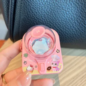 Détail de porte-clés jouet machine à oeufs DIY mignon, pendentif de sac décompression créatif.