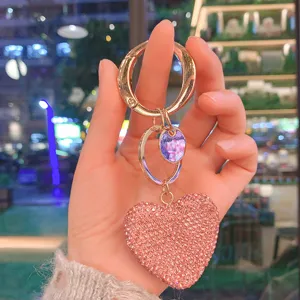 Portachiavi con cuore in strass rosa brillante, elegante ciondolo in metallo per borse.
