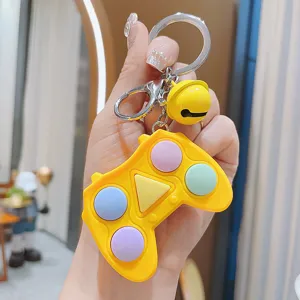 Vista dettagliata del portachiavi giocattolo antistress gamepad giallo con bottoni colorati.
