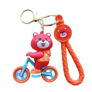 Schattige aardbei beer fiets sleutelhanger PVC cartoon auto ring hanger hoofdaanzicht