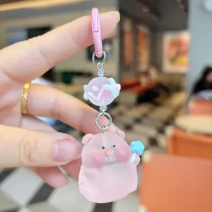Primo piano dettagliato del simpatico portachiavi maialino in resina rosa, ottima finitura.