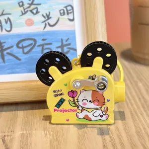 Schattig cartoon projector sleutelhanger speelgoed, gele retro filmcamera hanger.