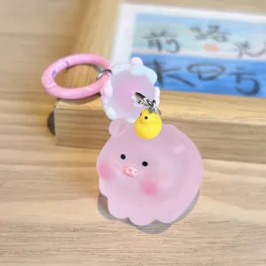 Vista dettagliata del portachiavi maialino rosa in resina, ciondolo kawaii per zaino.