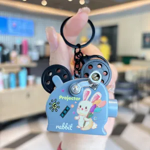 Gedetailleerd overzicht schattig cartoon konijn projector sleutelhanger tas hanger.