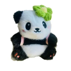 Simpatico portachiavi in peluche di panda con zainetto e fiore, perfetto ciondolo per borsa.