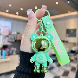 Llavero de astronauta de PVC verde vista detallada, colgante para mochila escolar.