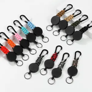 Portachiavi retrattile in paracord a 7 anime da esterno con moschettone e bobina in filo d'acciaio.